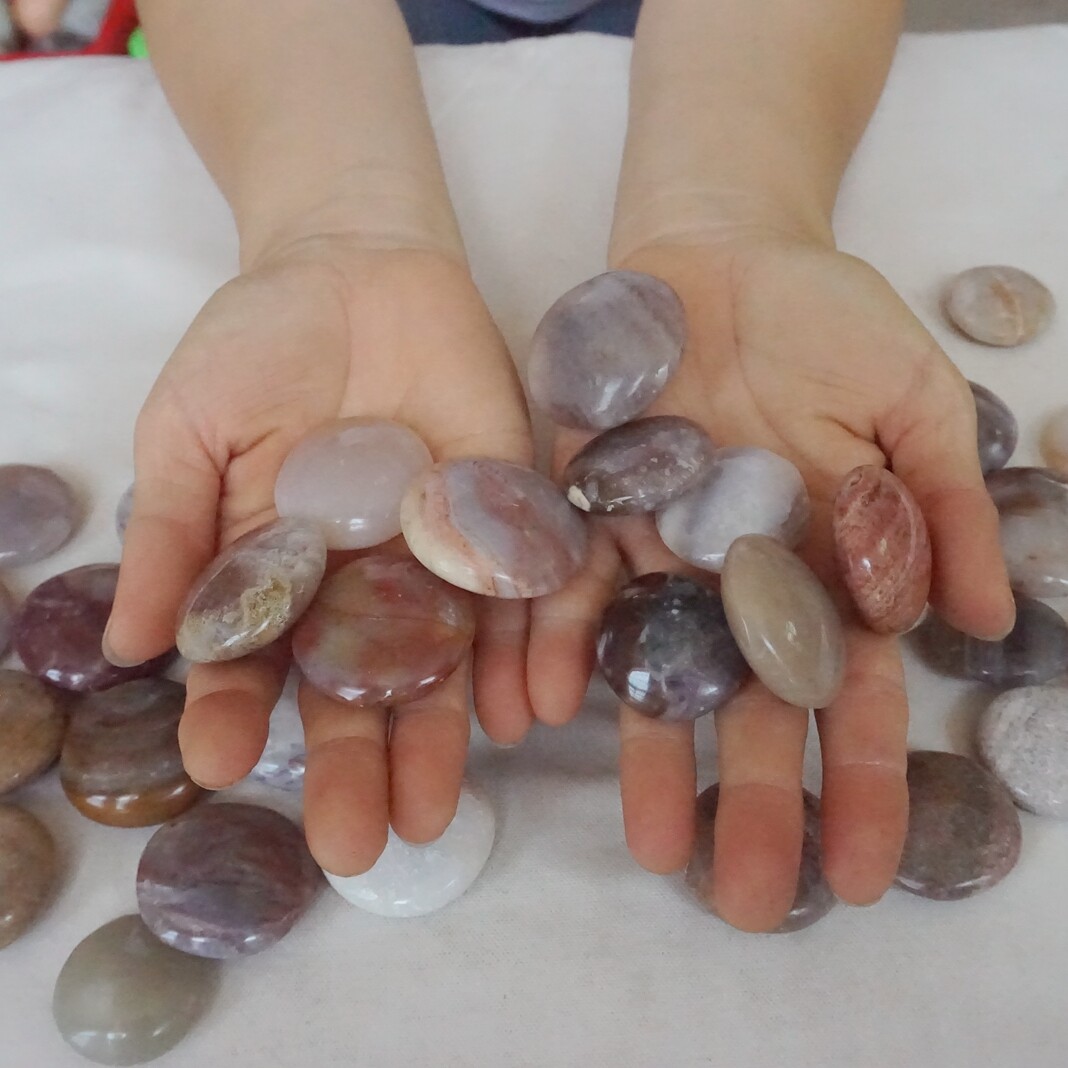 2.2LB 42Pcs Natural Agate Carnelian Disc Quartz Crystal Palm Stone Healing