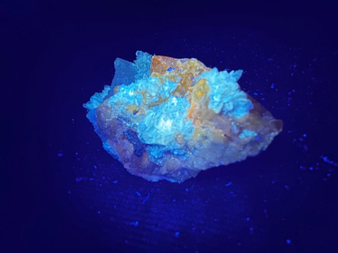 KB: GREAT! SW FL BRIGHT BLUE/WHITE, LW ORANGE SCHEELITE, SICHUAN PROVINCE, CHINA