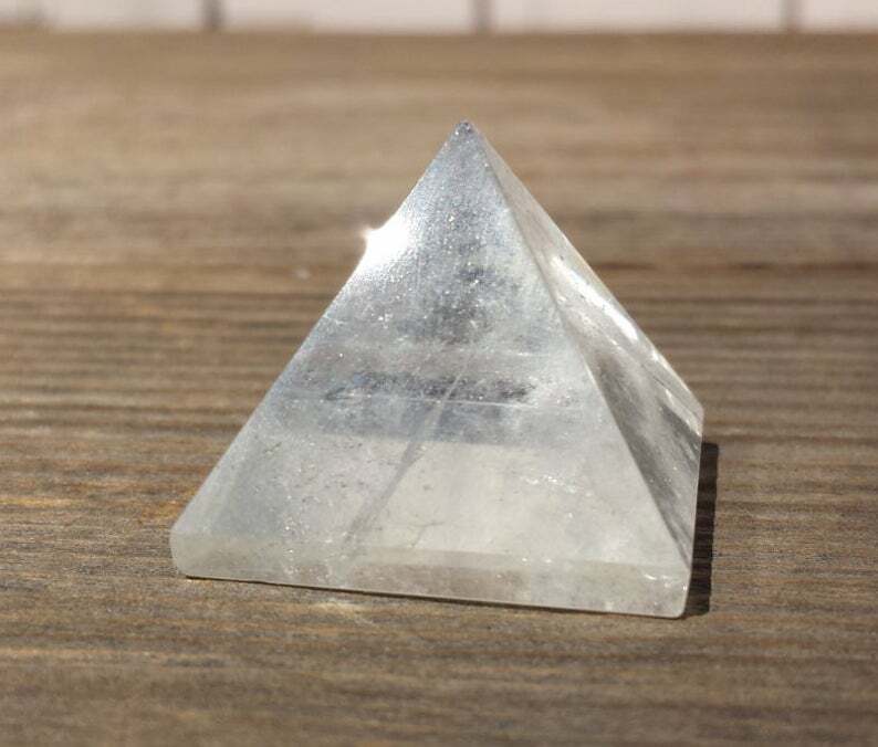 NATURAL CLEAR QUARTZ MEDIUM GEMSTONE PYRAMID 27-30mm