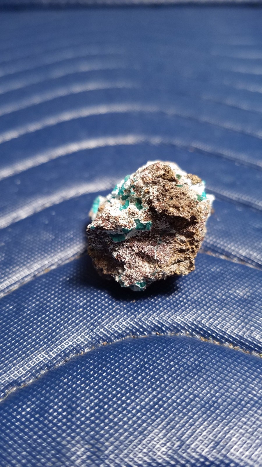 SiG: Blue-Green Greenish-Blue Alumino Adamite Clusters on Matrix from Greece
