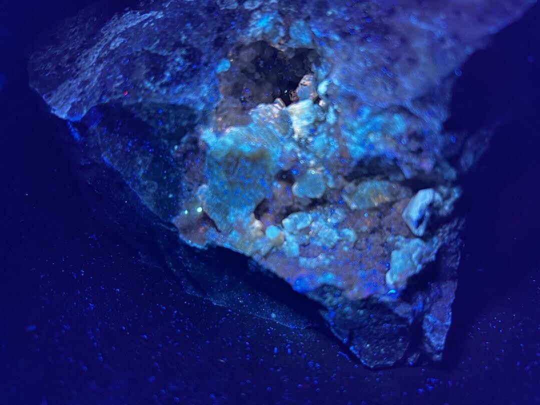 KB: BRIGHT! FL. YELLOW/WHITE SW/LW WELOGANITE XLS. FROM FRANCON QUARRY, CANADA
