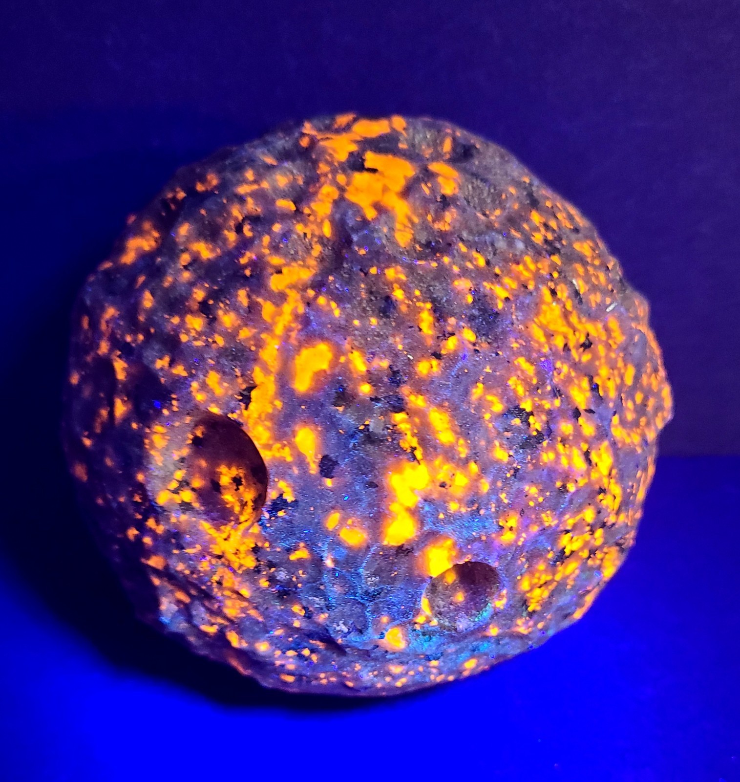 XXL 4″ 1,166g 100mm UV Reactive Glow Yooperlite Full Moon Stone Carving