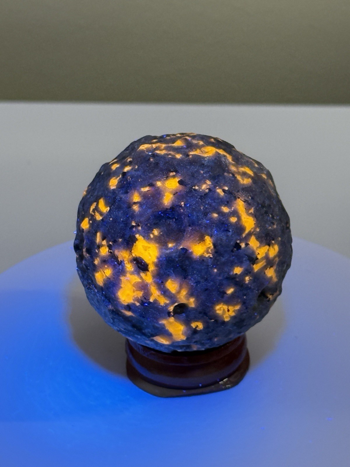 FLUORESCENT Sodalite-bearing Syenite (Yooperlite) Carved Moon Sphere w/ Stand
