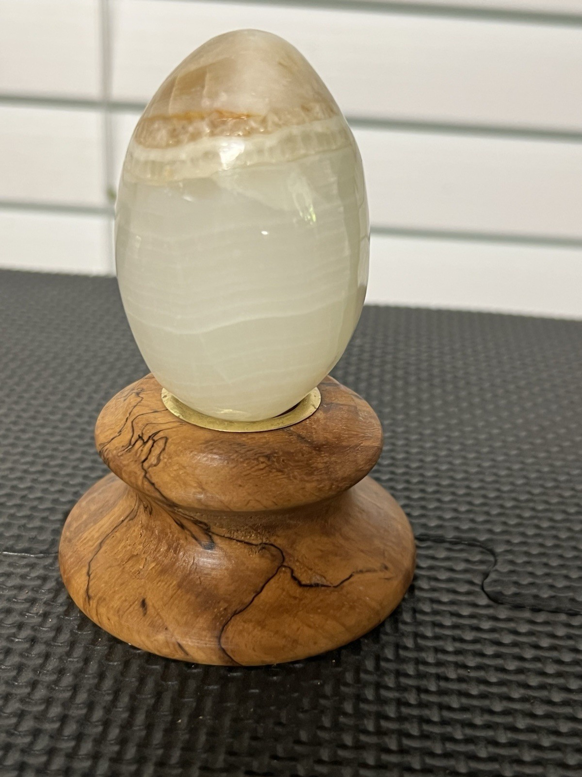 Green Onyx Polished Stone Egg. 2 1/2 in high, 1 3/4 in wide. Preowned.