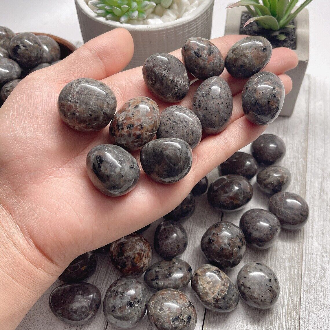 USA Natural Yooperlite UV Fluorescent Glowing Fire Rocks Flame Tumbled Stone