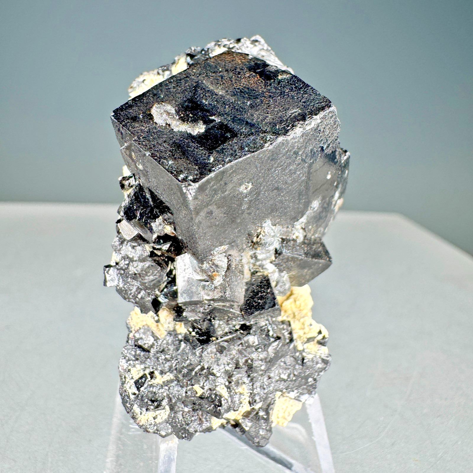 Fine Cubic Magnetite Crystals: Empire State No. 4 Mine, Balmat, New York