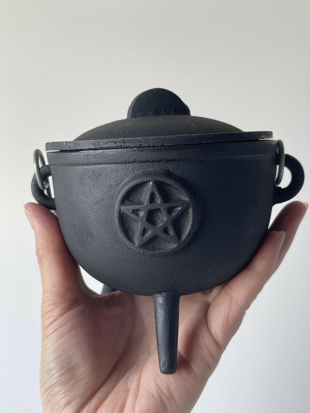 Pentagram Pentacle Cast Iron Cauldron with Lid and Handle, Witches cauldron