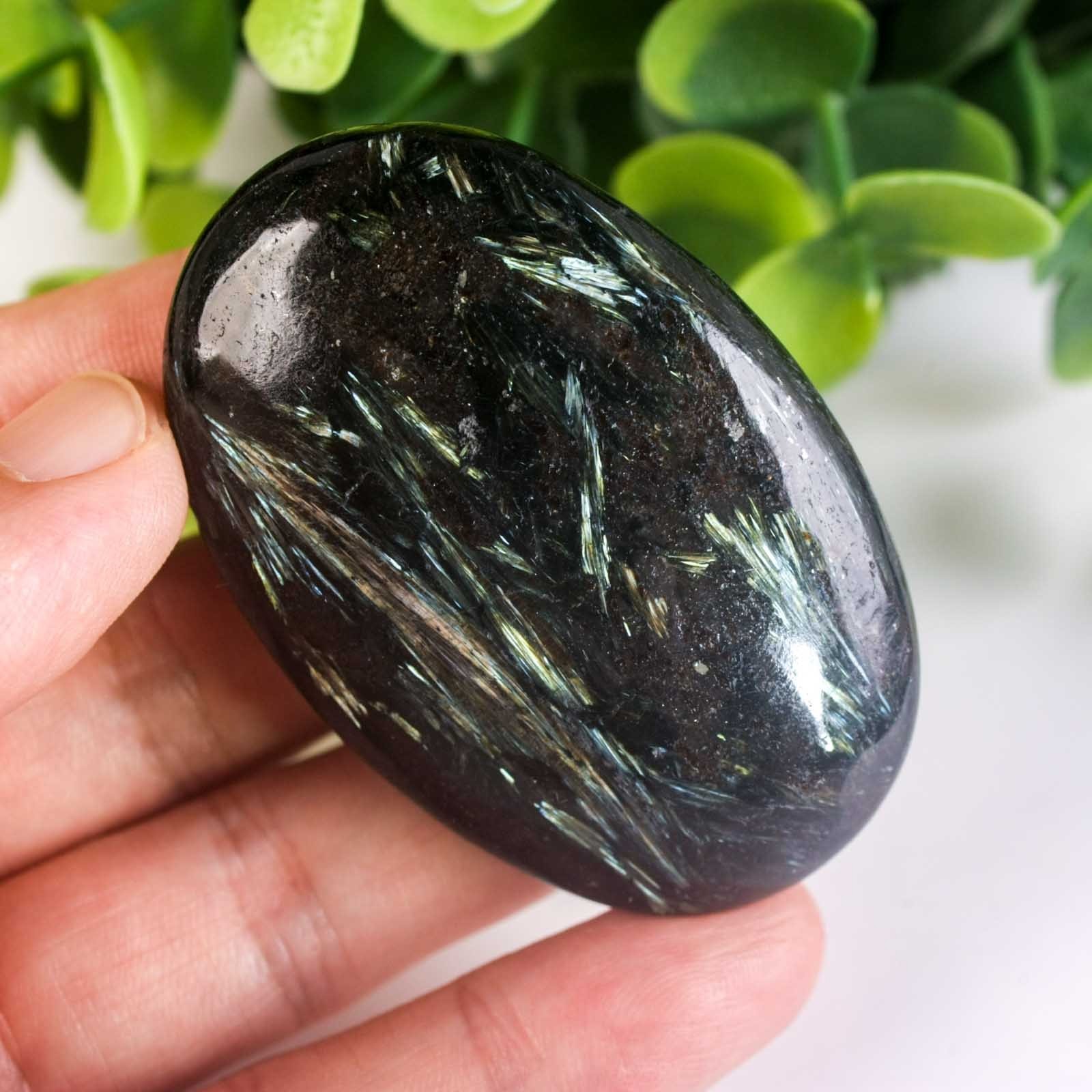 62g 58mm Rare Arfvedsonite Palm Stone Natural Firework Flash Crystal Worry Stone