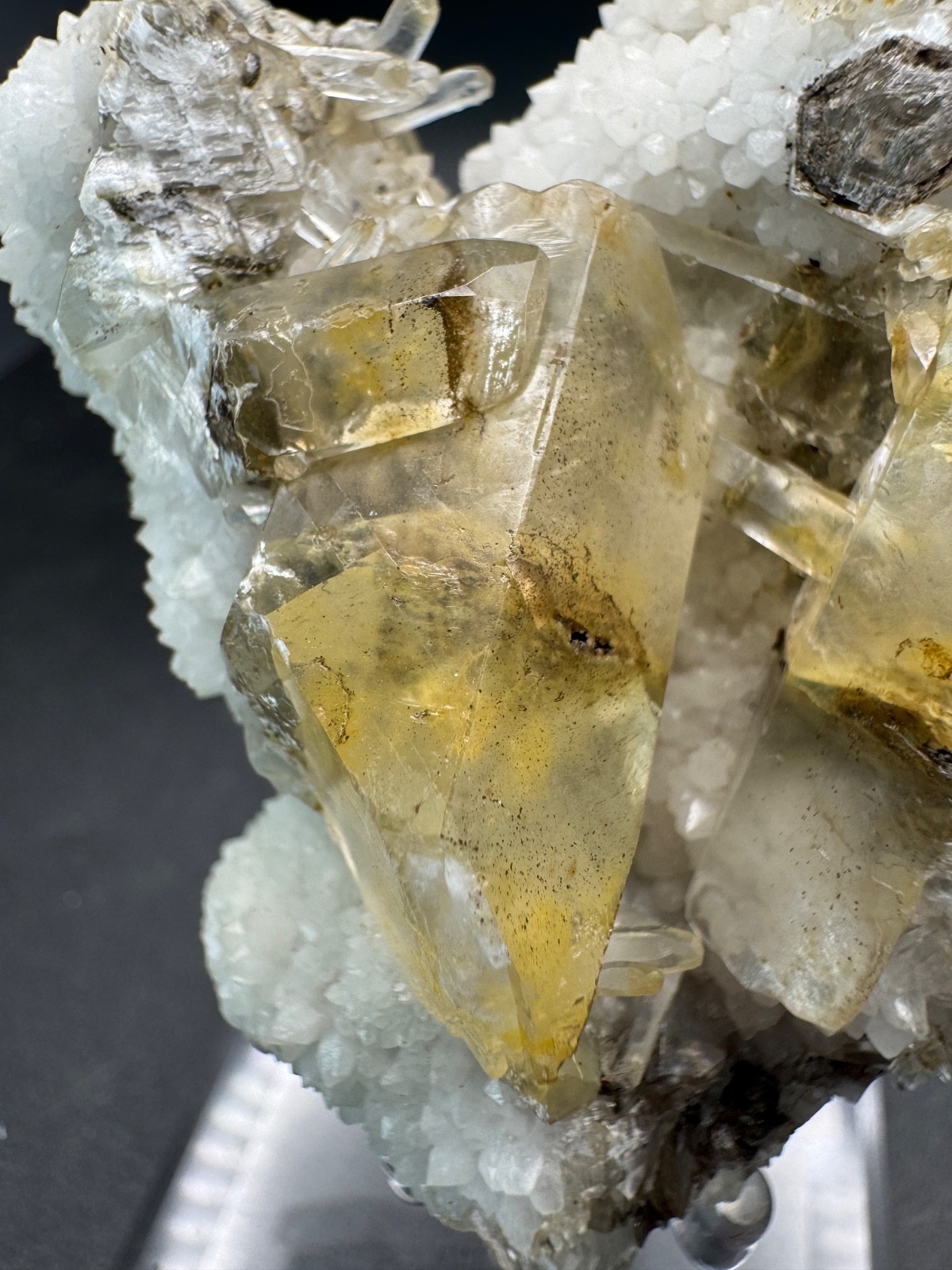 6557 Auralight Calcite on White Quartz BRIGHT UV Fu Jian 100g