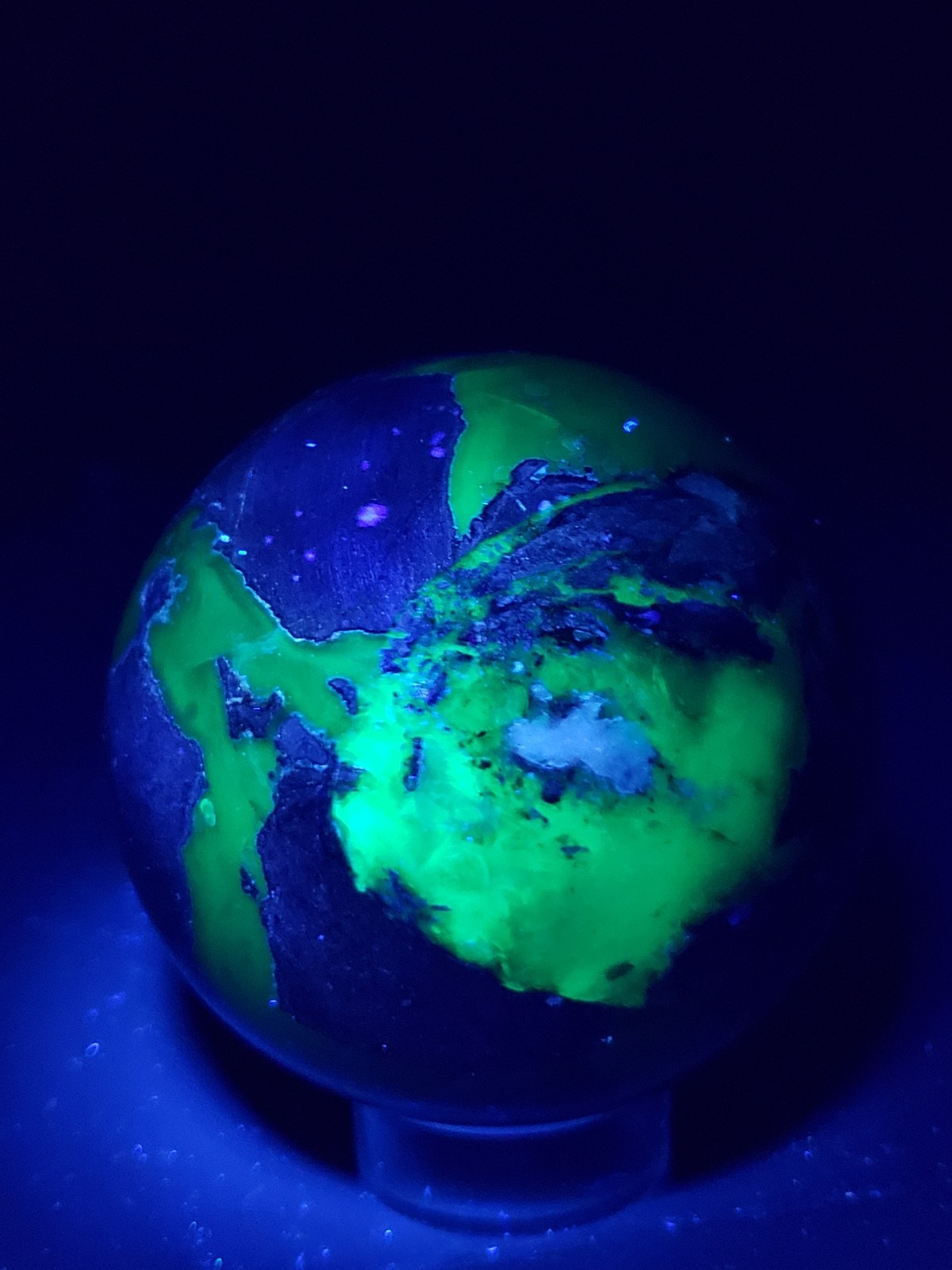2.85″ Football Agate Volcanic Sphere Ball Orb Stunning Green UV, 526g or 1.2 lbs