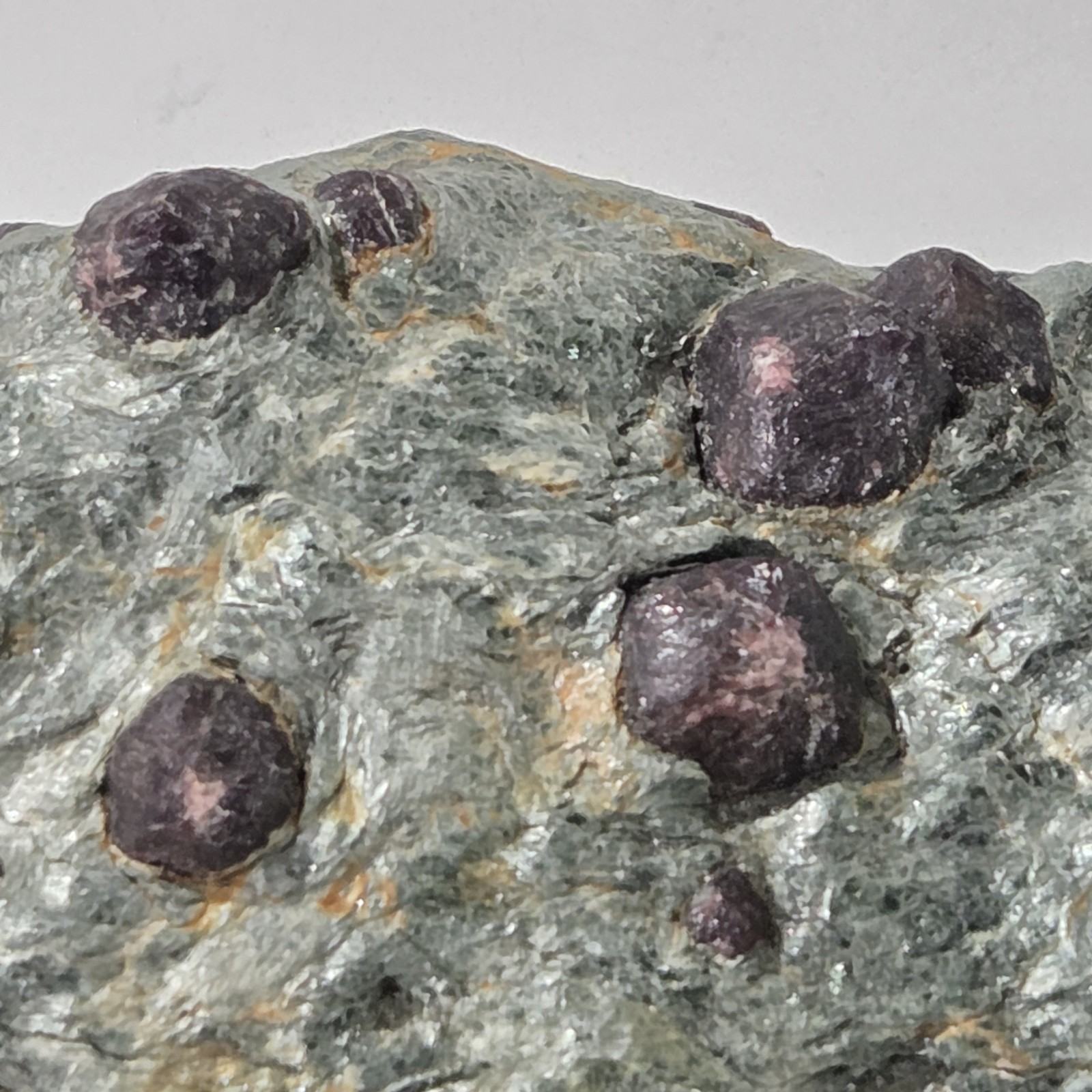 Magnetite Crystals Large in Loadstone Natural 465g, 4.5 inch. Pre-owned
