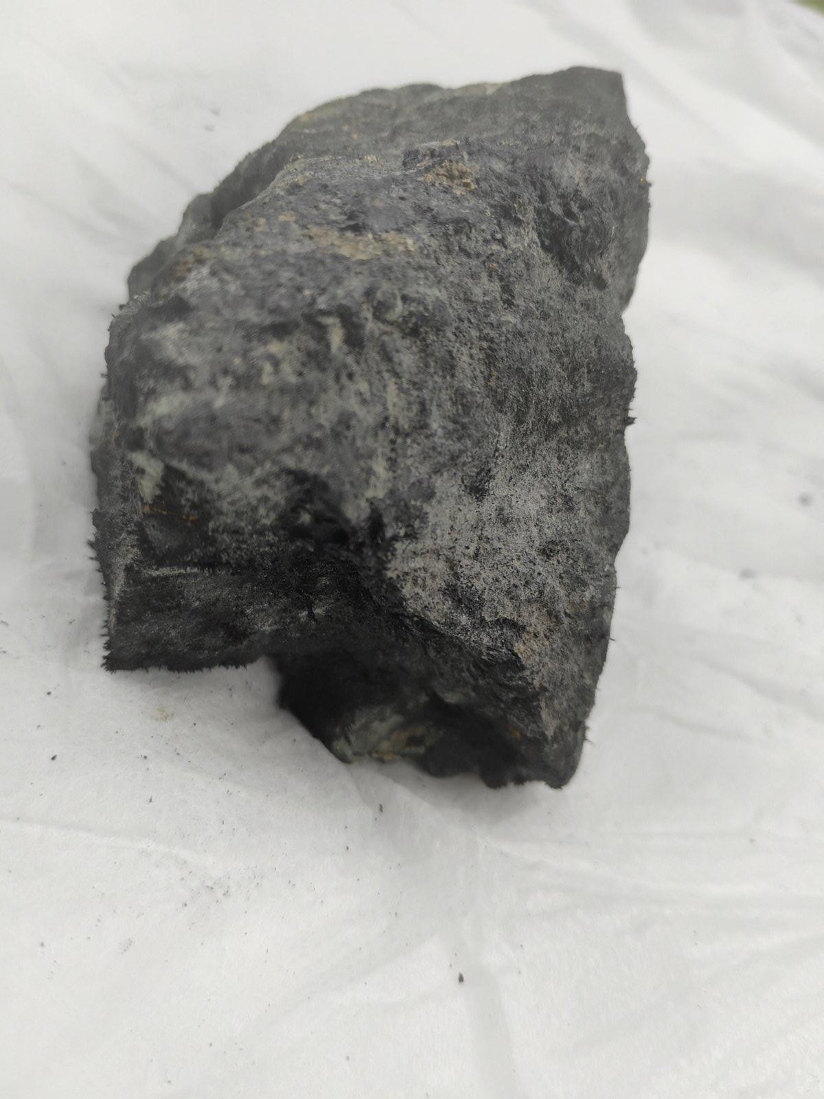 Large Lodestone Magnetite plus smaller stones iron+powder – 3.4 lbs 1542g USA