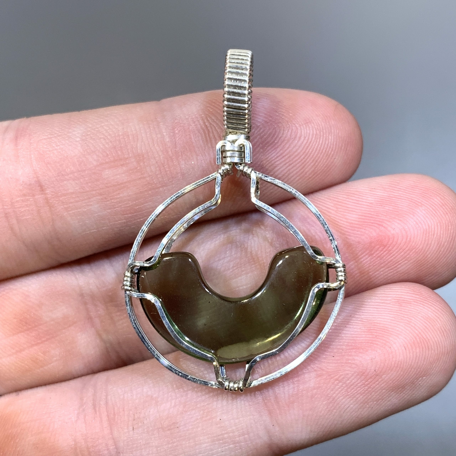 Moldavite pendant (polished) ‘smiley’