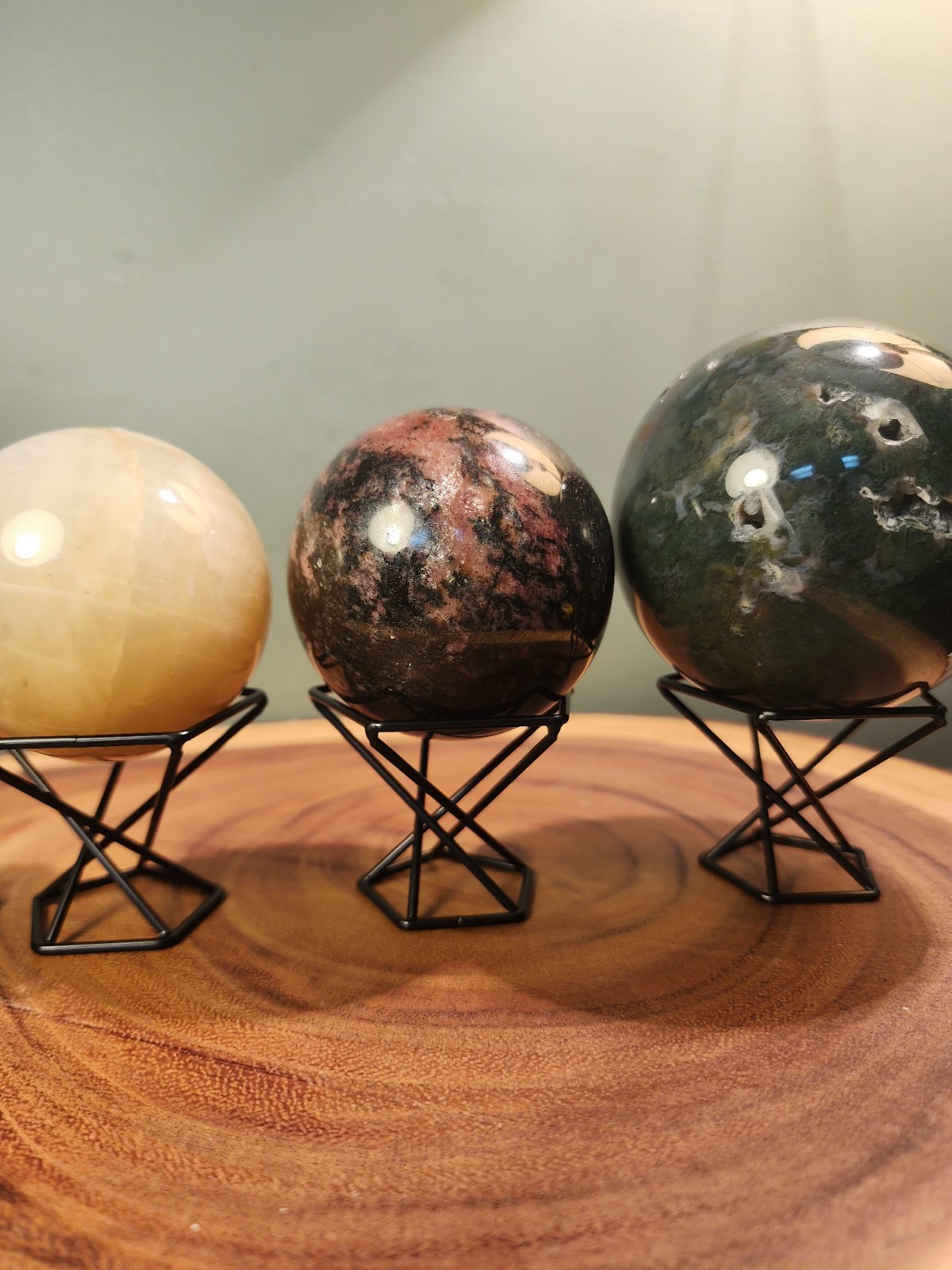 Black Geometric Sphere Holder (1 PC)