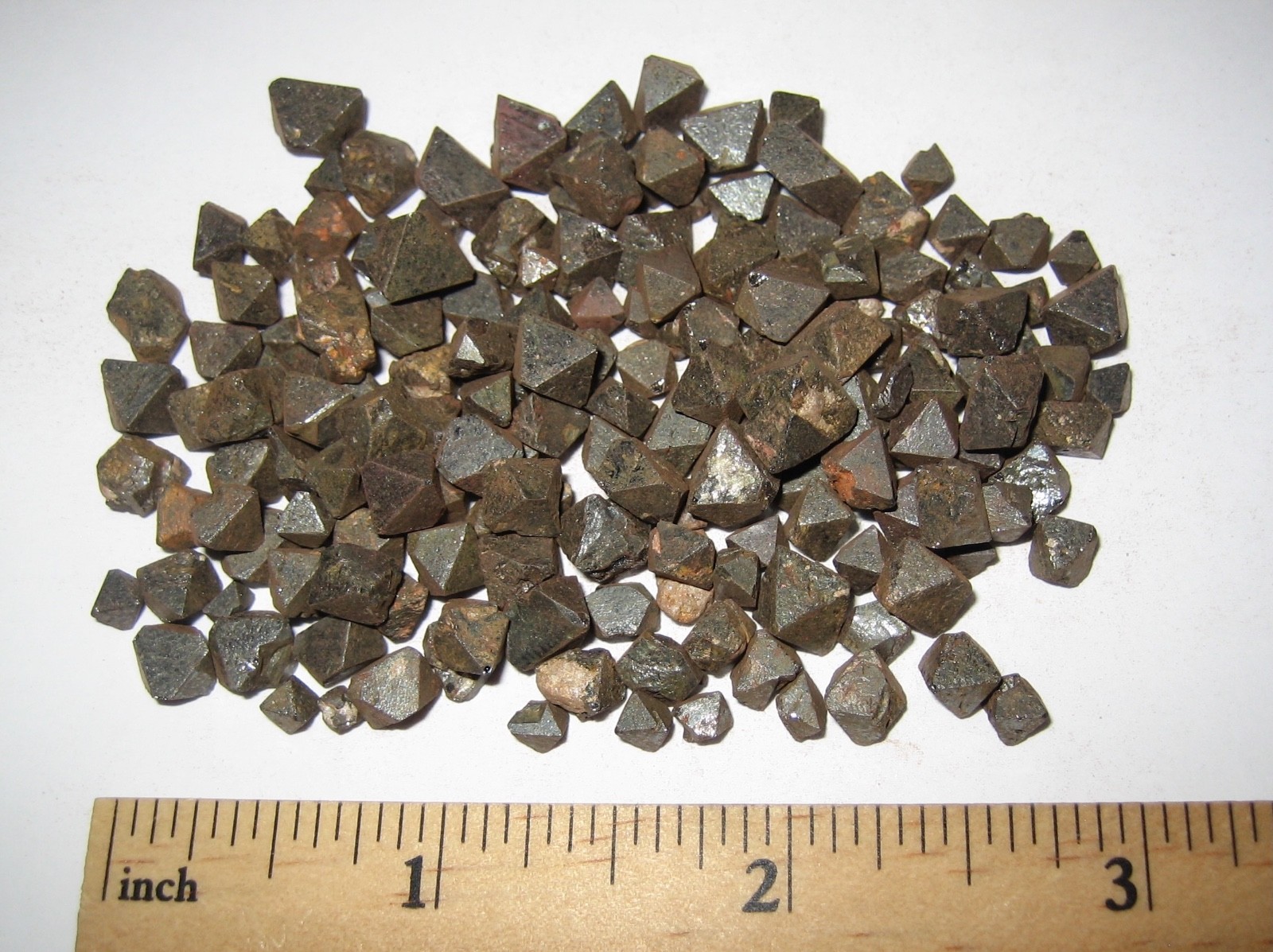 PILE TINY NATURAL ROUGH 0.2″- 0.3″ MAGNETITE CRYSTAL MINERALS FROM BRAZIL 68g *5
