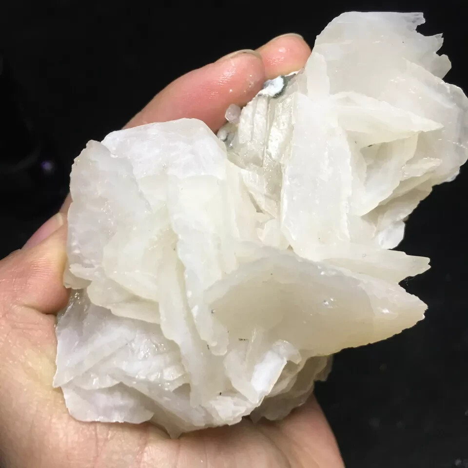 558g Rare pink fluorescent calcite comes from Chenzhou, Hunan, China