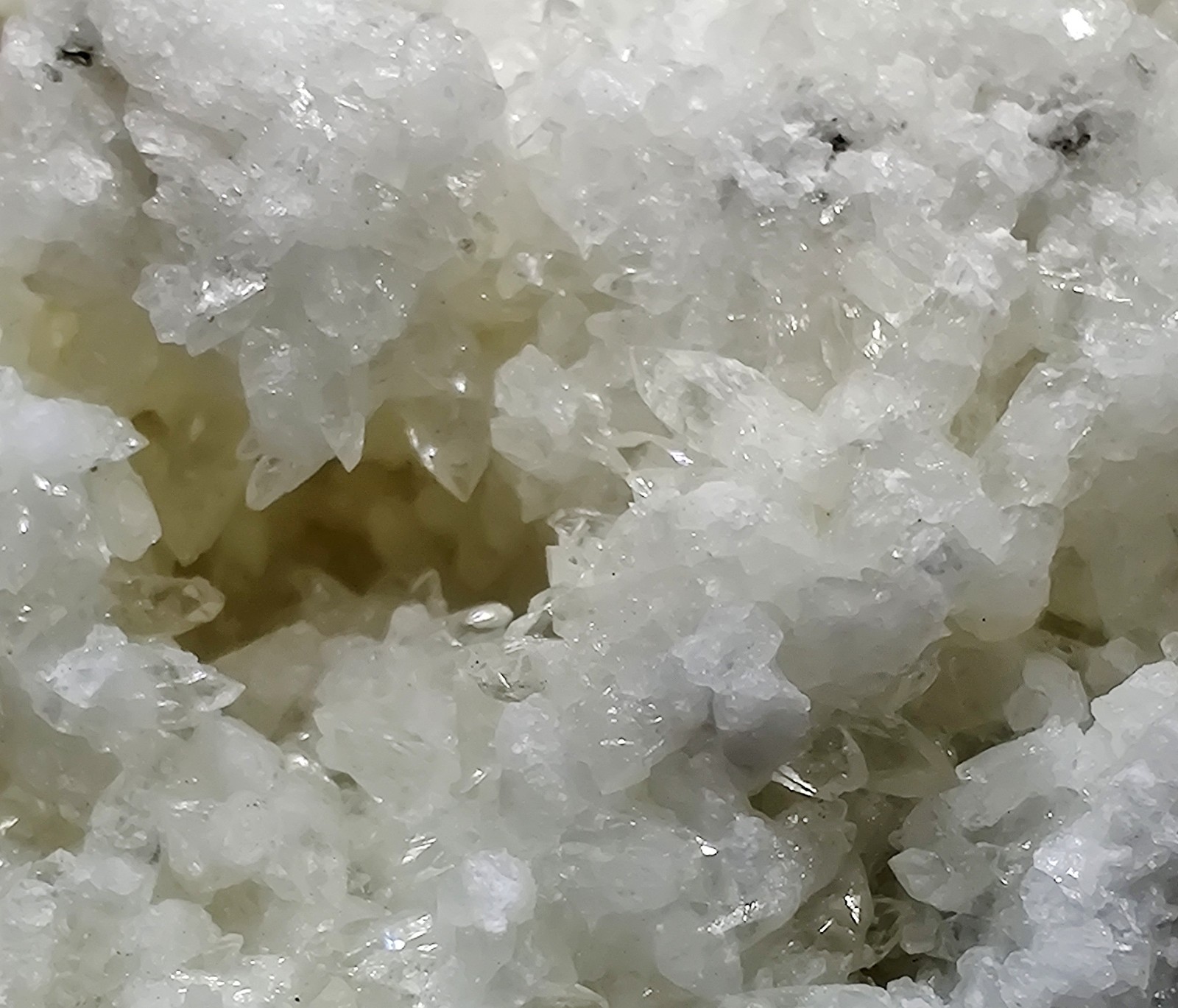Calcite crystal specimen, fluorescent. Kentucky. 77 grams.