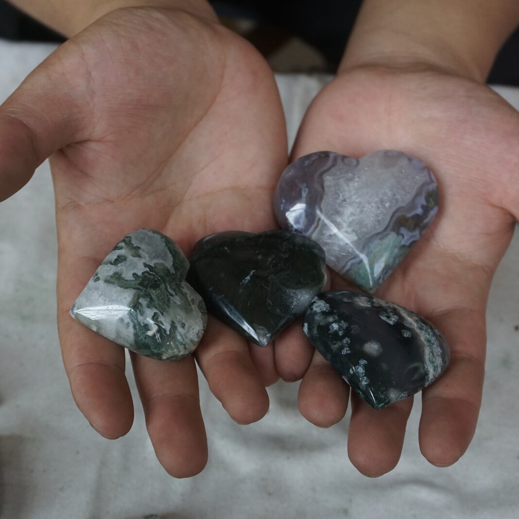 2.2LB 12Pcs Natural Moss Agate Carnelian Quartz Crystal Heart Palm Stone Healing
