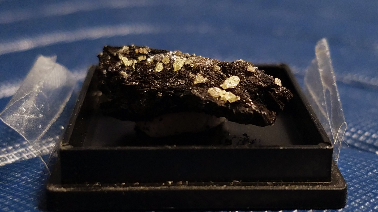 SiG: Tiny Light Pale Yellow Sulphur Crystals on Dark Matrix from Austria