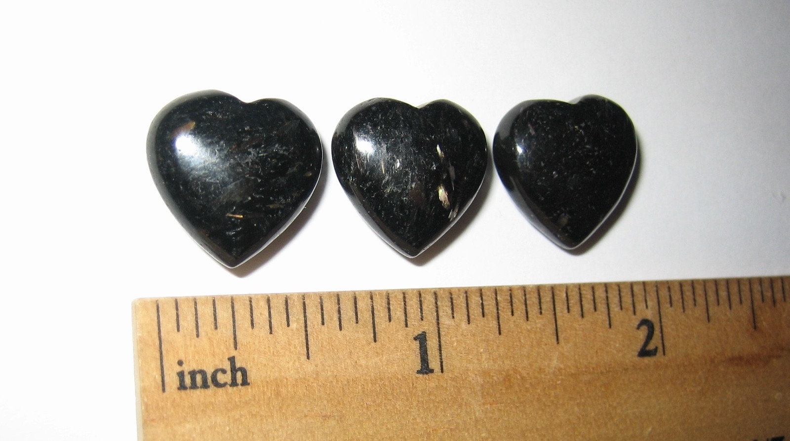 3pc 15mm RARE POLISHED NATURAL AUTHENTIC NUUMMITE STONE HEARTS FROM GREENLAND *3