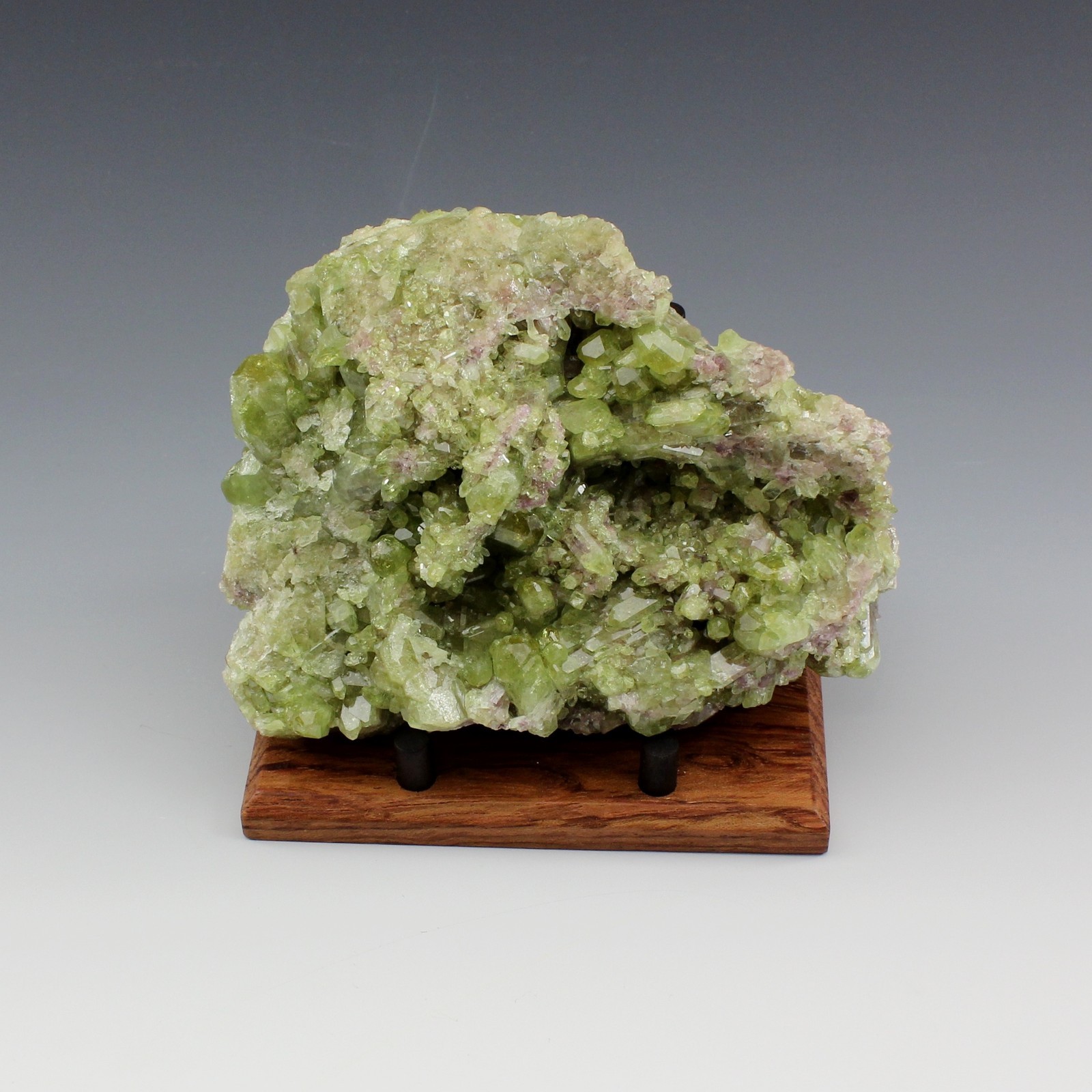 MINERAL DISPLAY STAND, 4 INCH AMERICAN BLACK WALNUT, MUSEUM QUALITY DISPLAY !