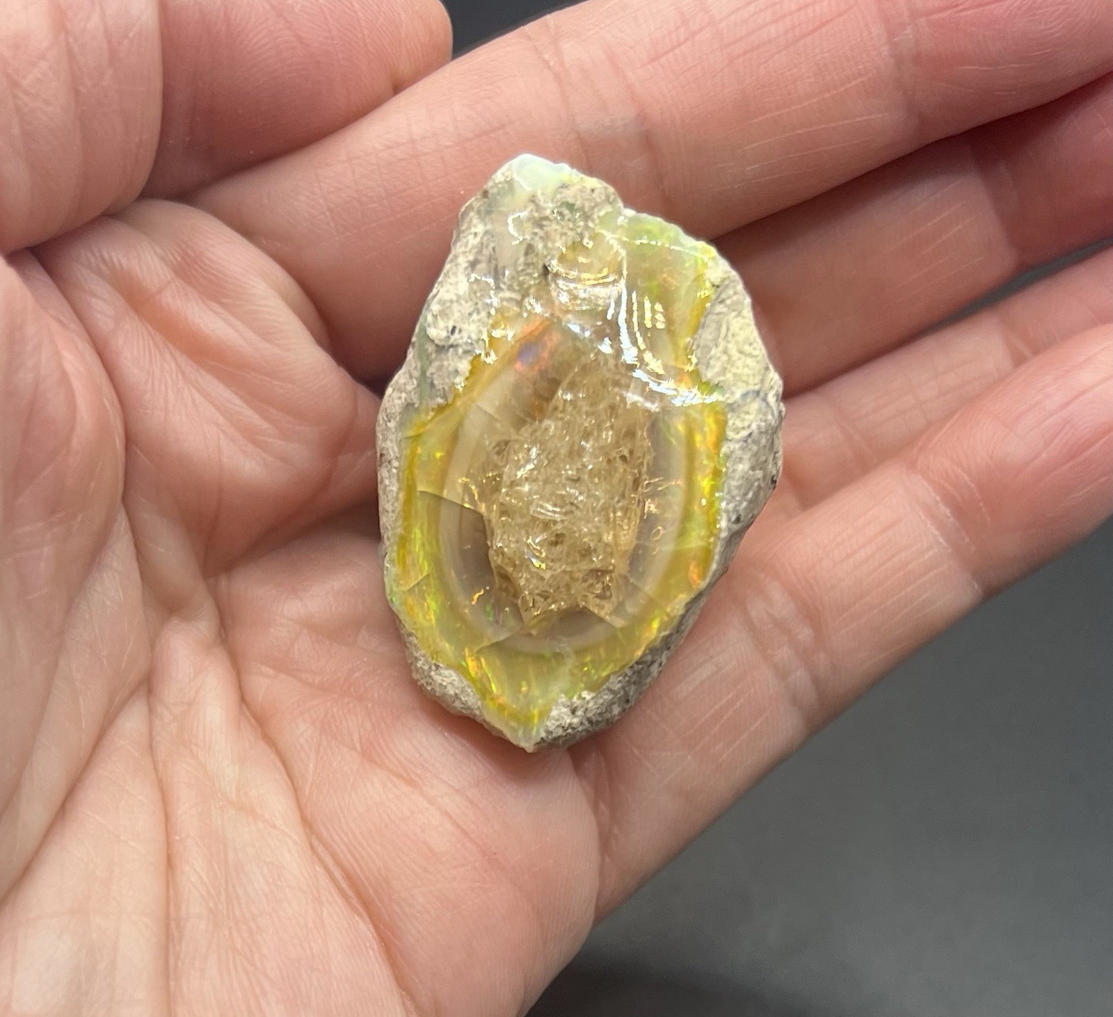 Ethiopian Welo Genuine Opal 23.8g Approximately 1 1/2in AWESOME FLASHES
