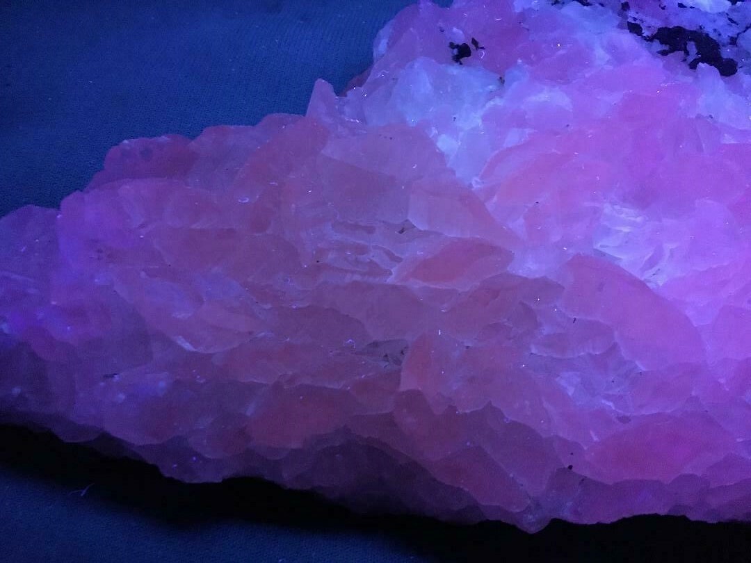 KB: BRIGHT! UNUSUAL SW FL. & PHOS. PINK & WHITE CALCITE XLS. FROM GENOVA, ITALY