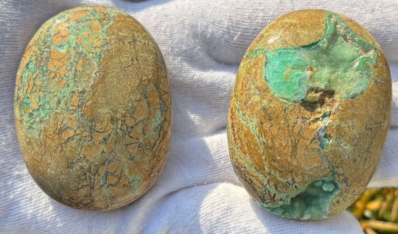 USA SALE SEE VIDEO 157g LOT 2 GREEN SMITHSONITE PALMSTONES PALM STONE STONES
