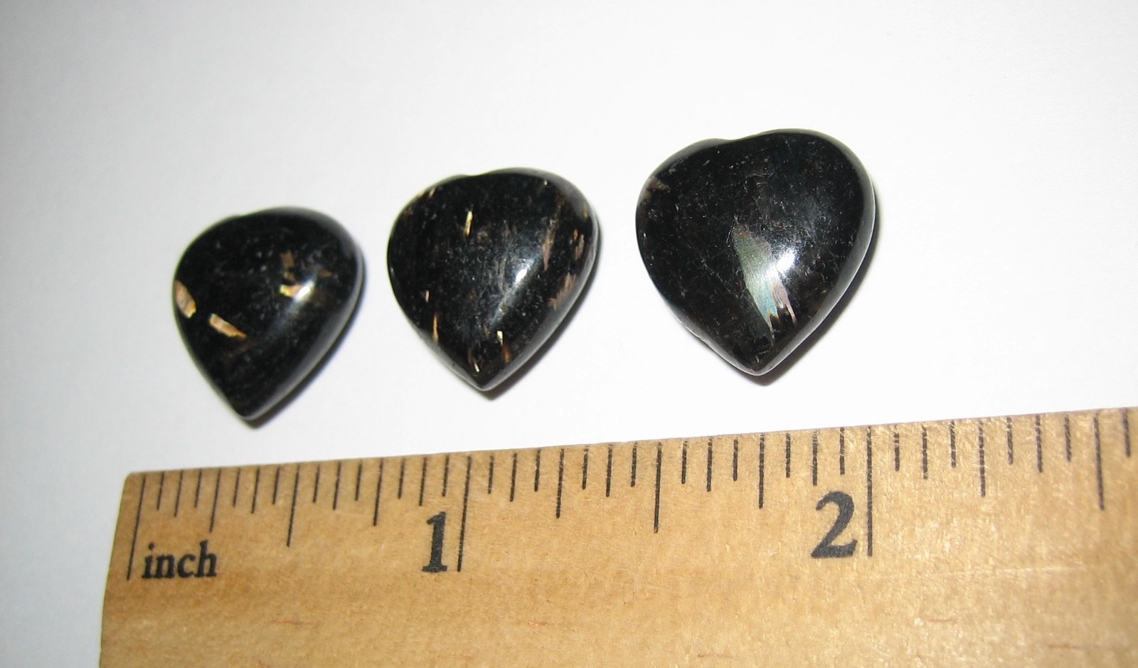 3pc 15mm RARE POLISHED NATURAL AUTHENTIC NUUMMITE STONE HEARTS FROM GREENLAND *3