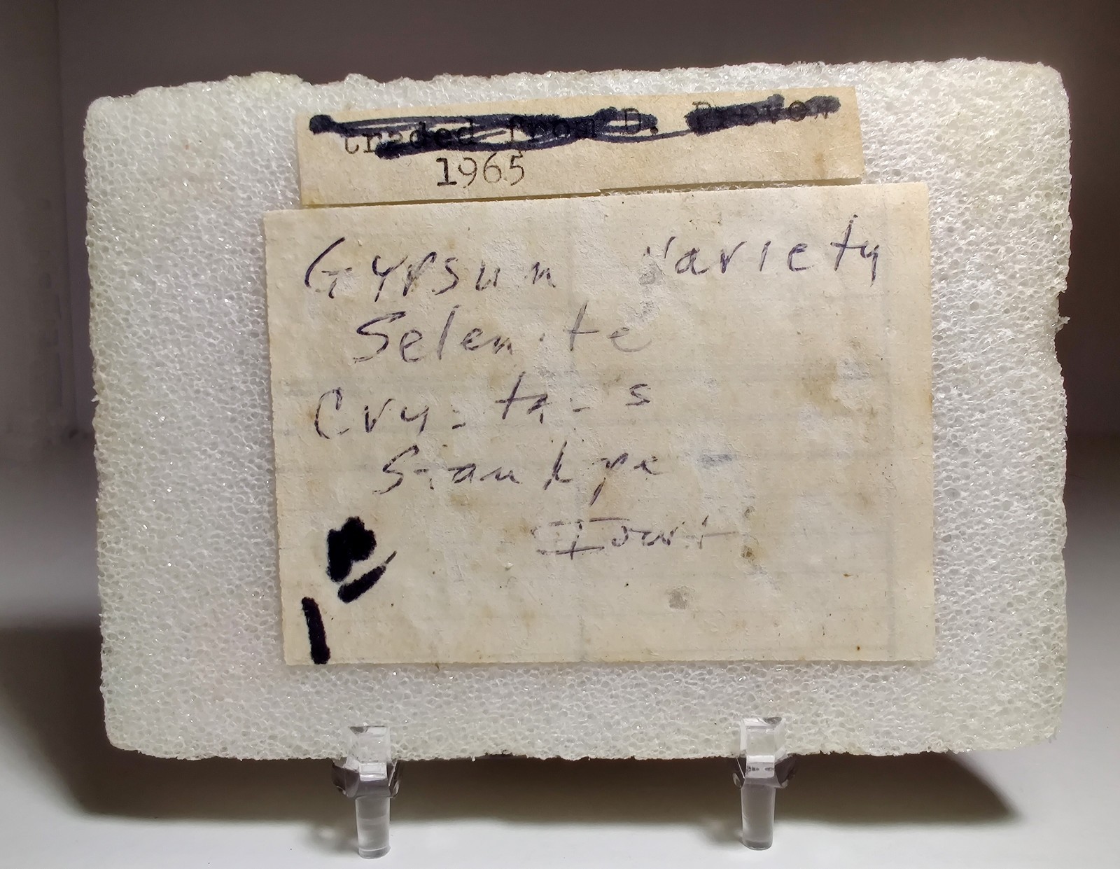 Gypsum-Selenite crystals, old “traded” collection piece . Stanhope, Iowa. 9 cm.