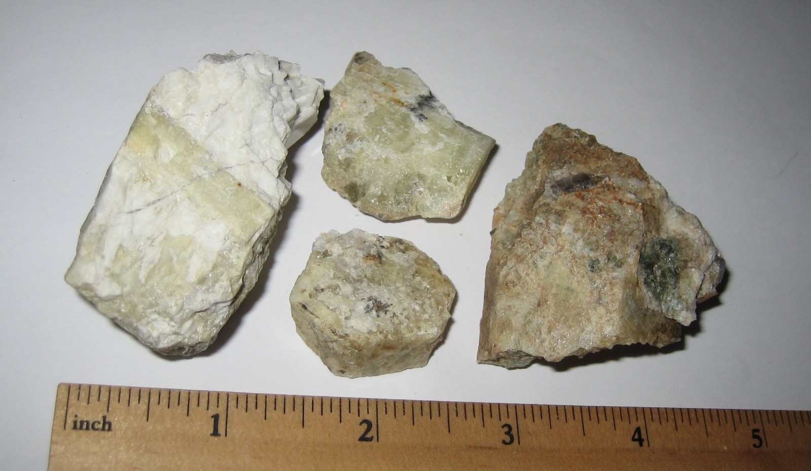 4 NATURAL 1″- 2″ HELIODOR YELLOW BERYL CRYSTALS IN MATRIX NH USA ~ 155.4grams *1