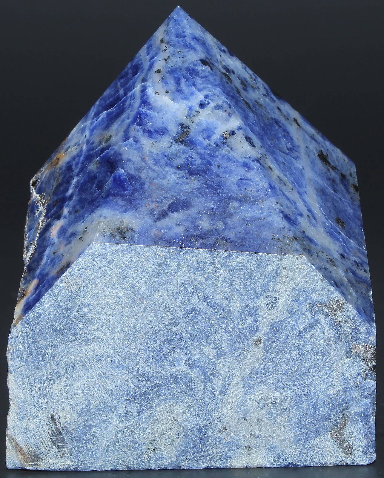 Maine Sodalite Top-Polished Point / 2.39″ (60.70 mm) 8.50 oz (240.97 gr) / 3400