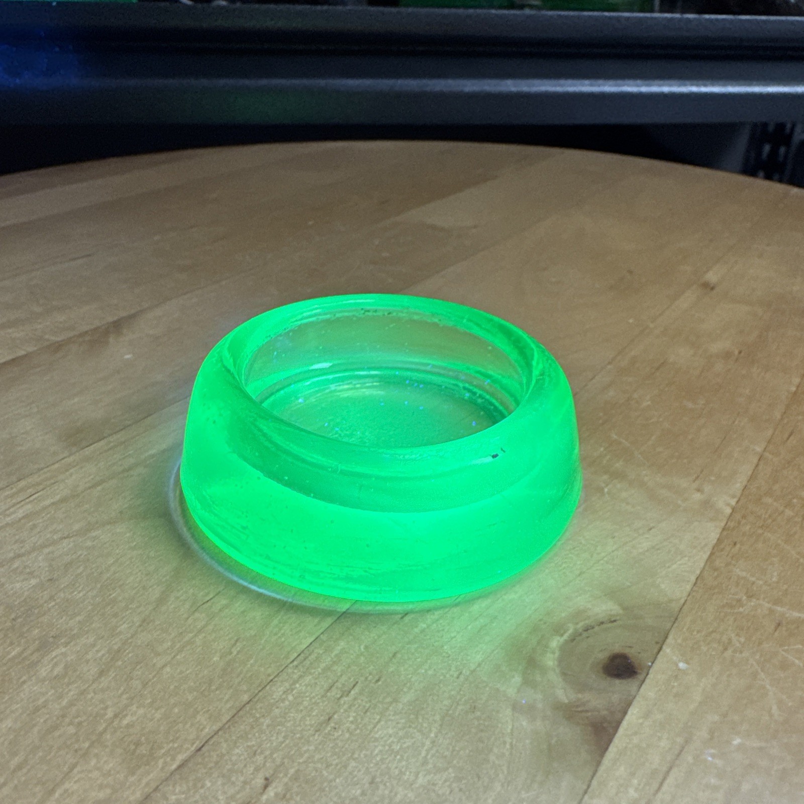 5879 Uranium Glass Sphere Holder .8”T ID 1.5” OD 2.4”DIA Wt. 3.1 Oz.