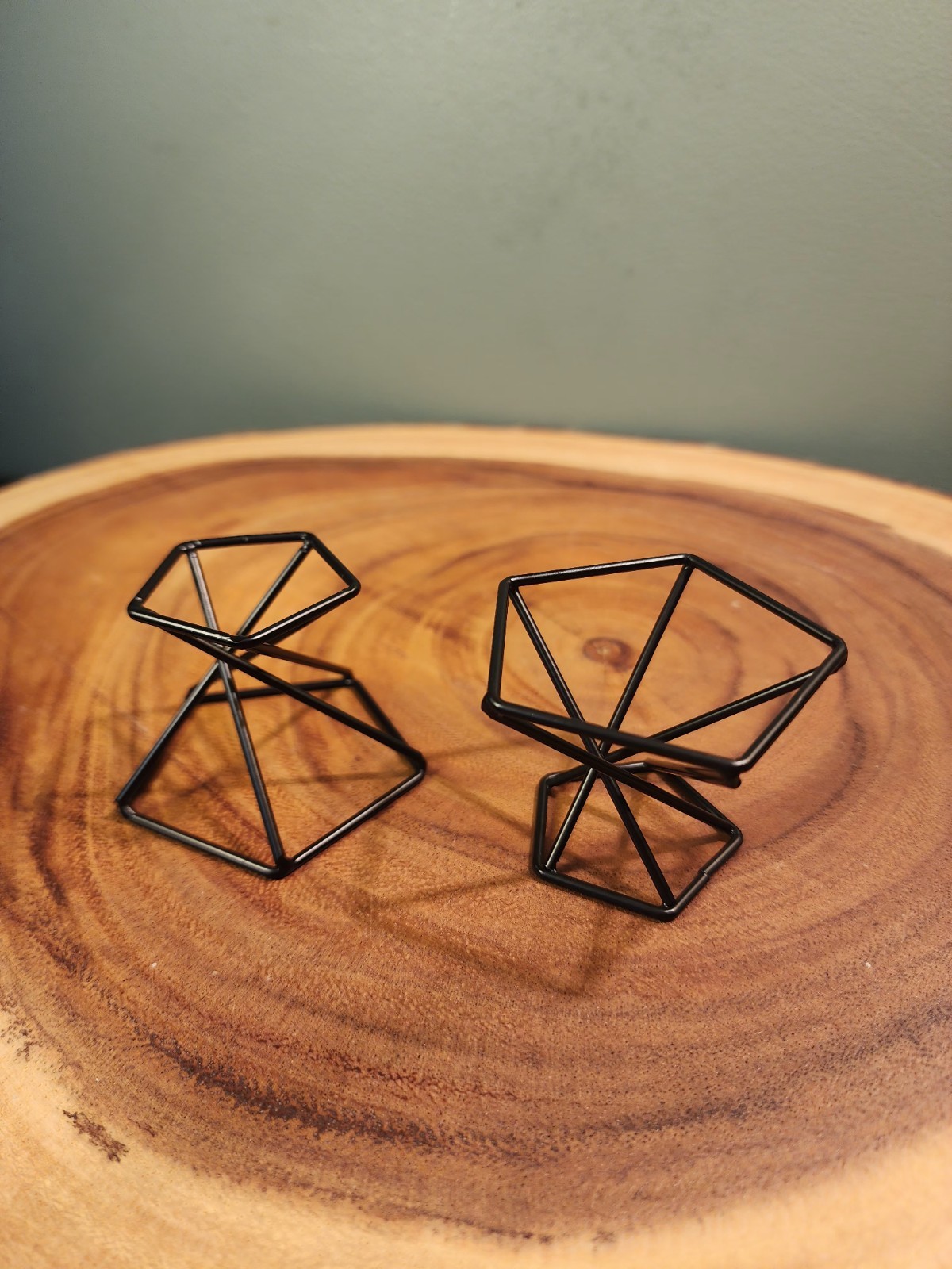 Black Geometric Sphere Holder (1 PC)