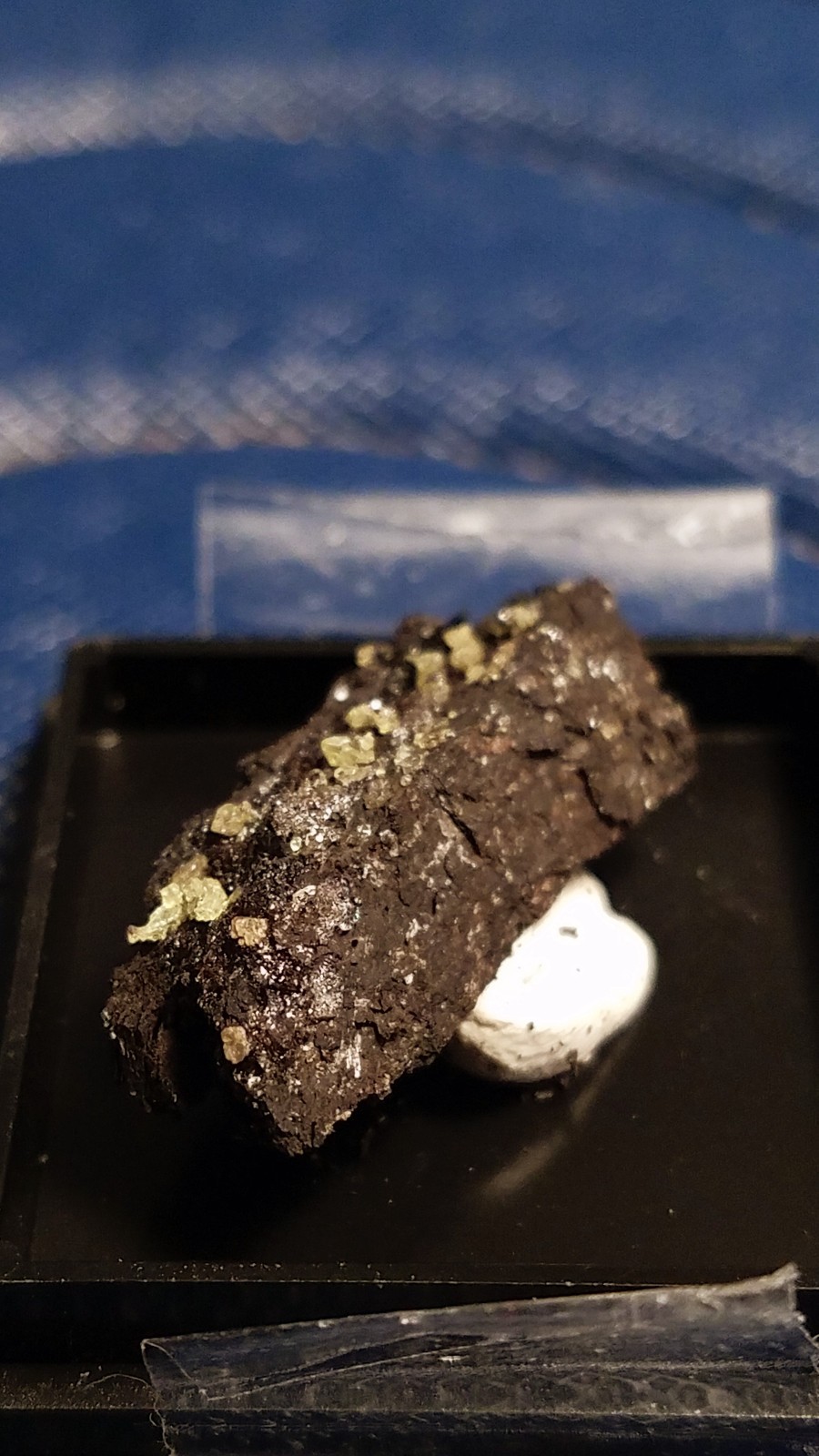 SiG: Tiny Light Pale Yellow Sulphur Crystals on Dark Matrix from Austria