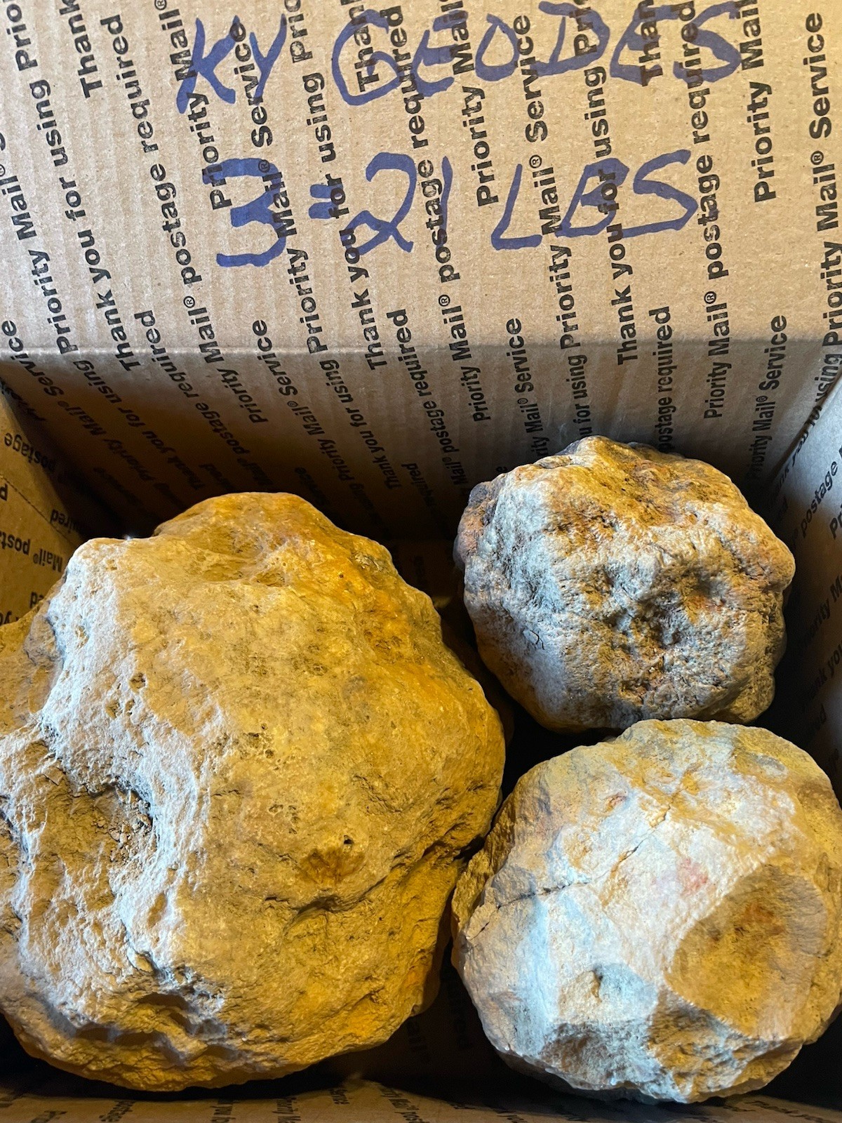BOX OF KENTUCKY GEODES:3 BIG GEODES *3=21 LBS.