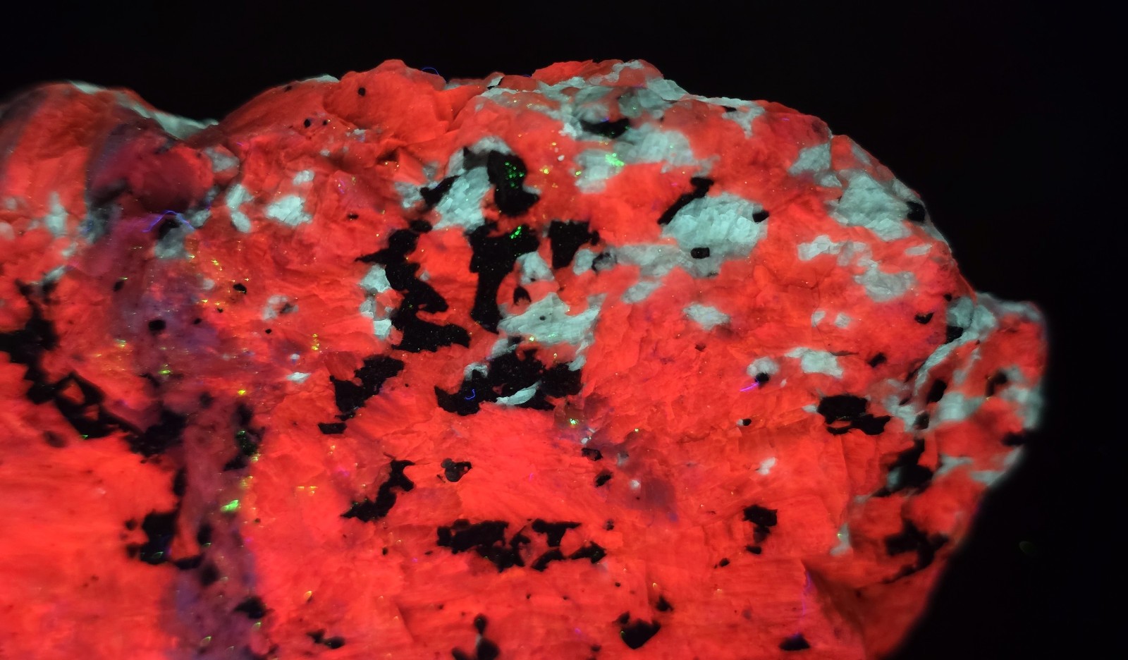 FRANKLIN NJ FLUORESCENT-BEAUTIFUL SPECIMEN OF WHITE BARITE IN BRIGHT RED CALCITE