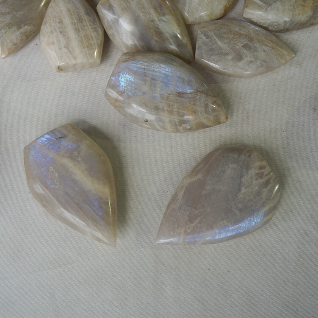 26Pcs Natural Blue Rainbow Moonstone Crystal Palm Stone Point Flame Healing