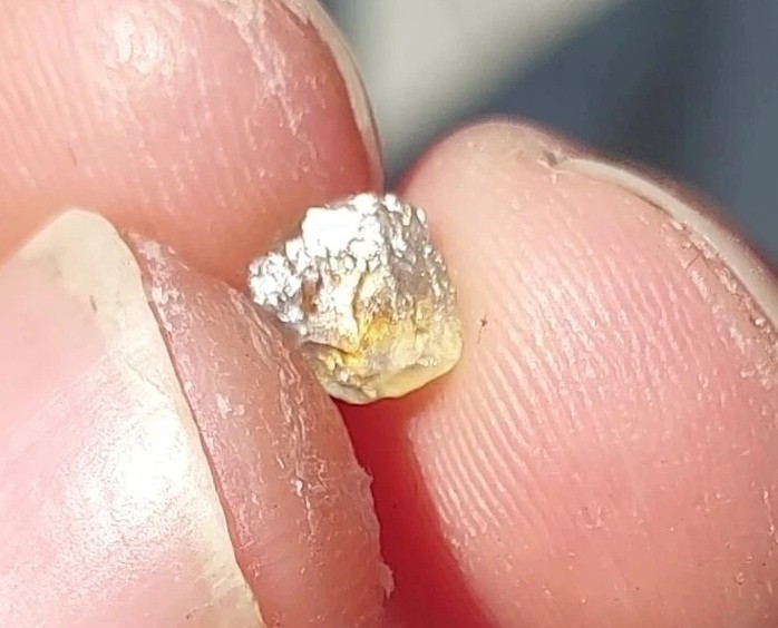BICOLOR ORANGE & LIGHT BLUE SAPPHIRE FROM MONTANA, USA