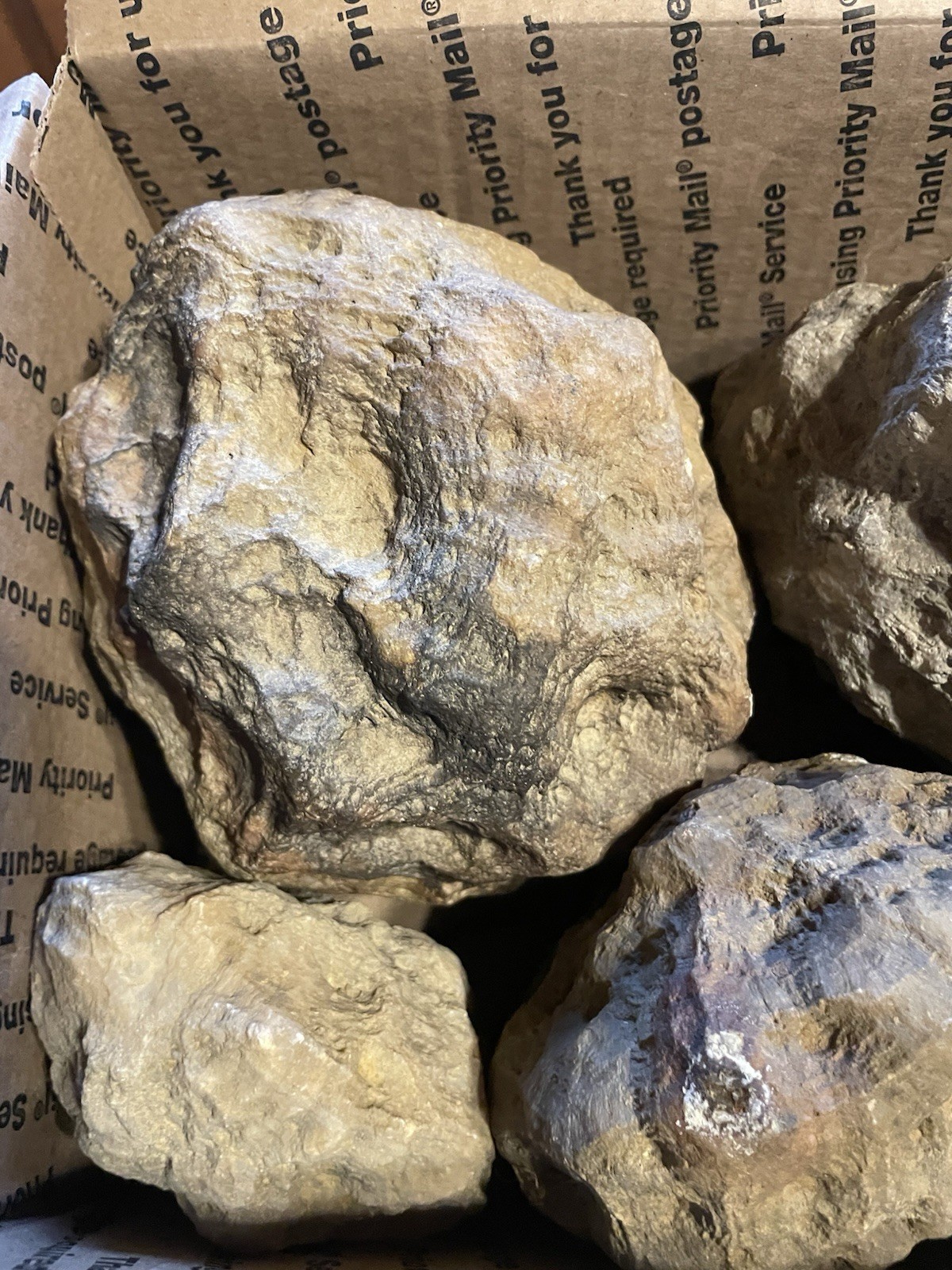 BOX OF KENTUCKY GEODES:5 BIG GEODES *5=22 LBS.