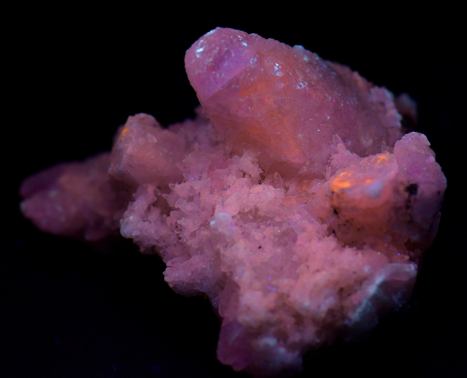 Calcite crystal specimen, fluorescent. Kentucky. 77 grams.