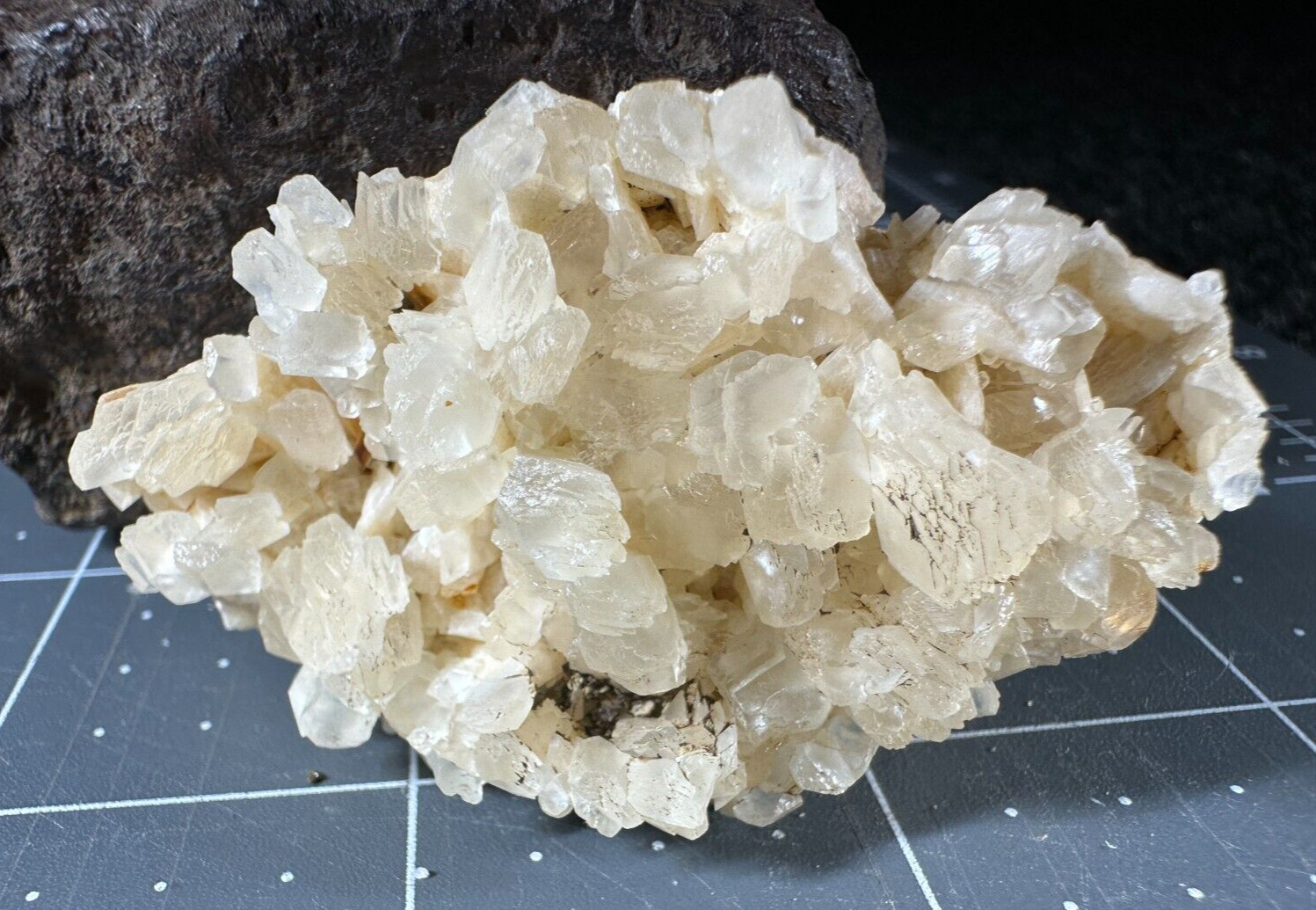 ➤ 2-1/2″ PHOSFLUORESCENT CREAM CALCITE on DOLOMITE Corydon Indiana VIDEO➤465