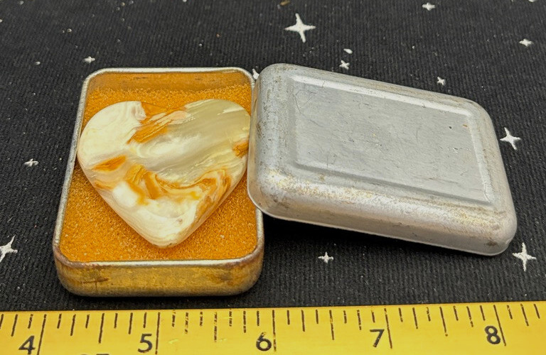 VTG Polished Stone/Crystal Heart Mixture Of White,Brown & Green 1.75″ Metal Tin