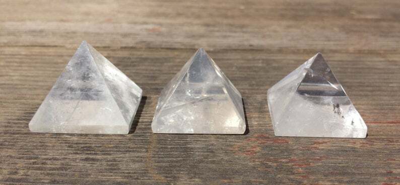 NATURAL CLEAR QUARTZ MEDIUM GEMSTONE PYRAMID 27-30mm