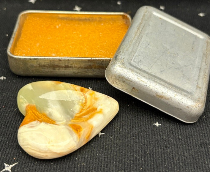 VTG Polished Stone/Crystal Heart Mixture Of White,Brown & Green 1.75″ Metal Tin