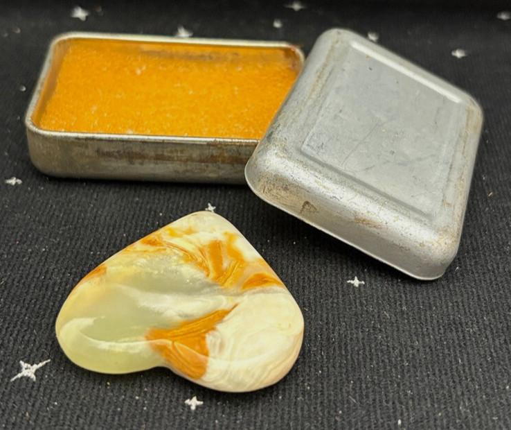 VTG Polished Stone/Crystal Heart Mixture Of White,Brown & Green 1.75″ Metal Tin