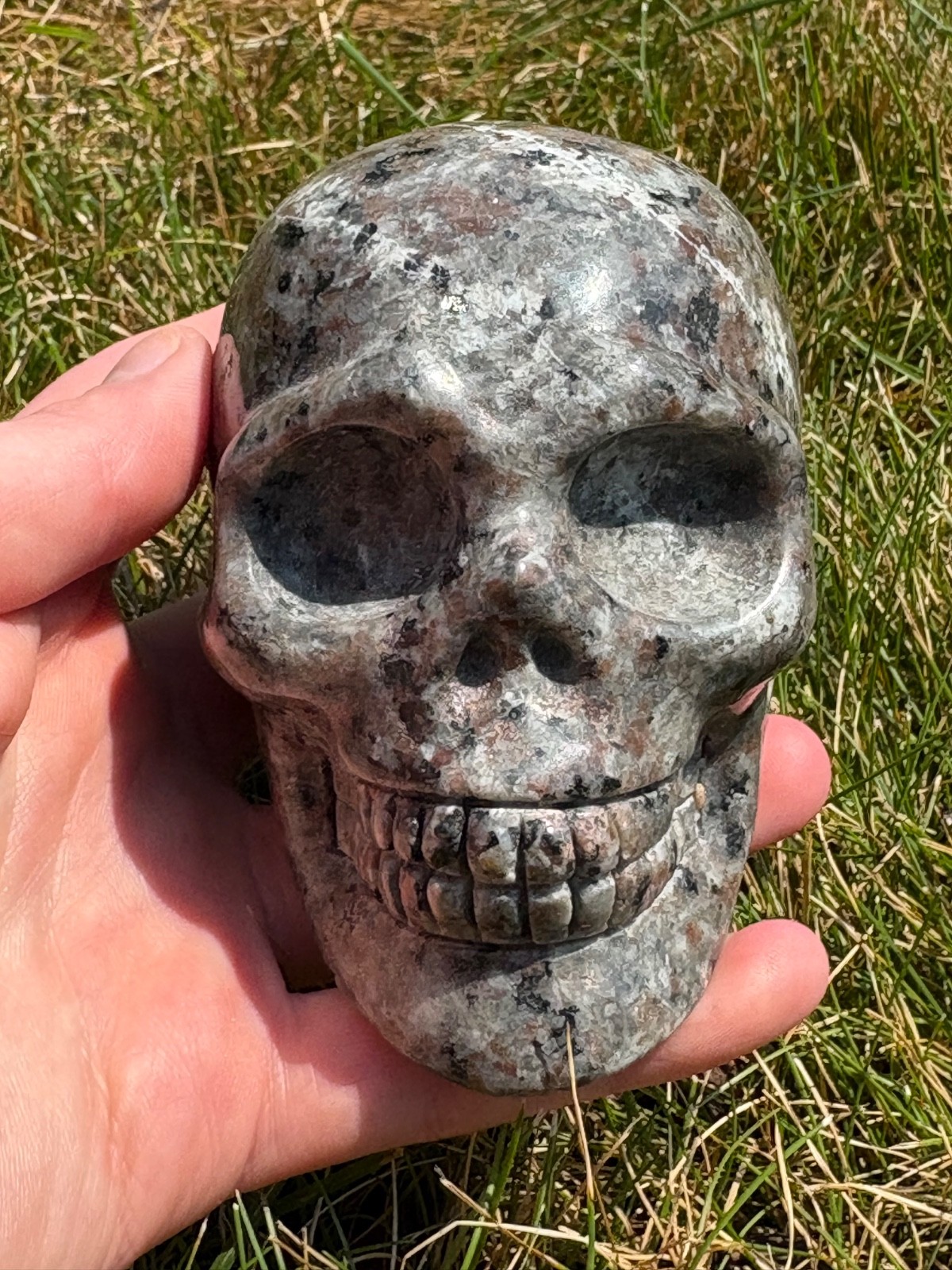 Natural Yooperlite Crystal Skull Carving UV Reactive Fluorescent Stone Decor