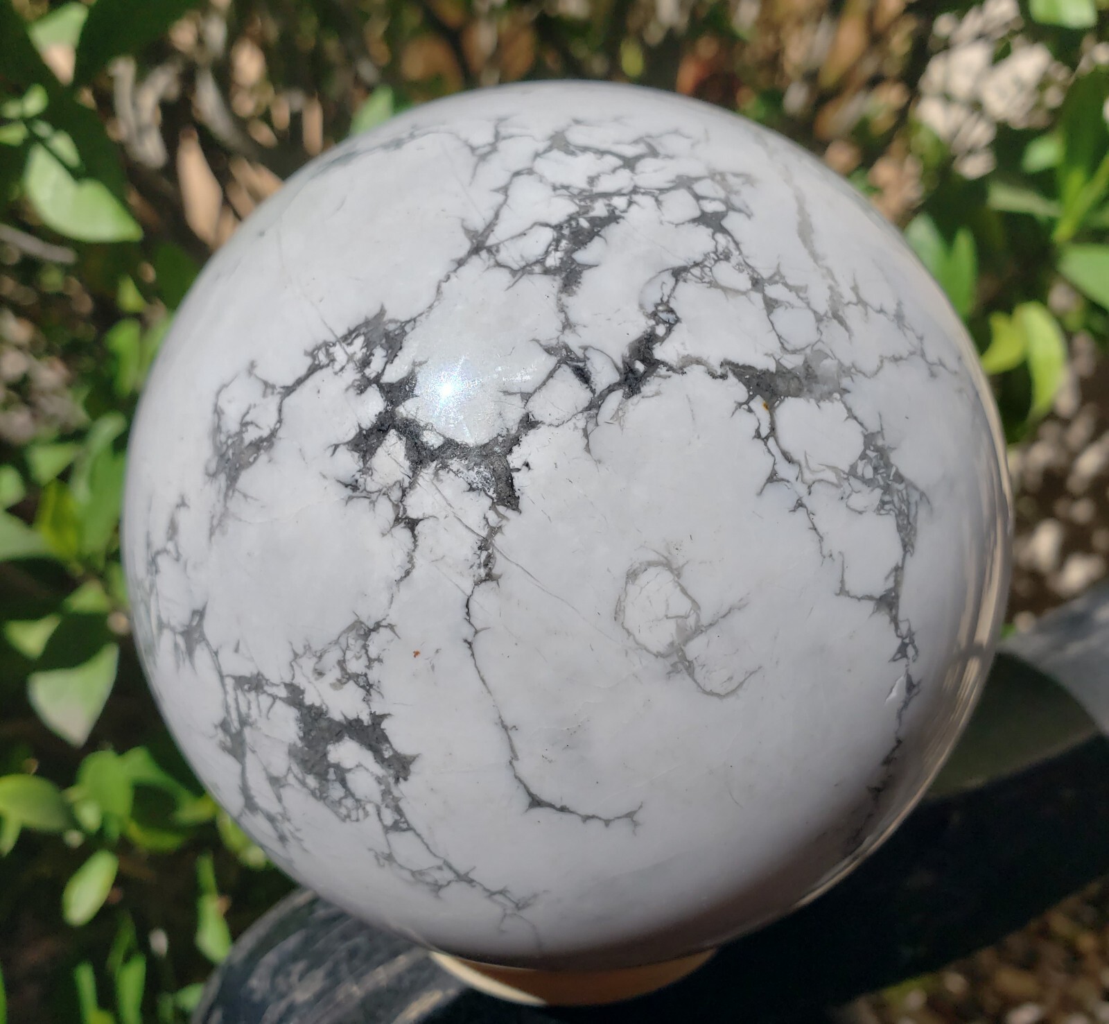 4.0″ Howlite Quartz Crystal Sphere Orb Ball Stone UV Fluorescence, 1812g