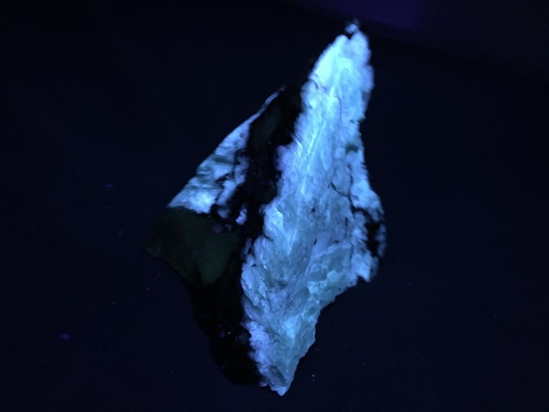 KB: GREAT!! BRIGHT!!! SW FL. BLUE/WHITE PB-RICH ORTHOCLASE FROM NSW, AUSTRALIA