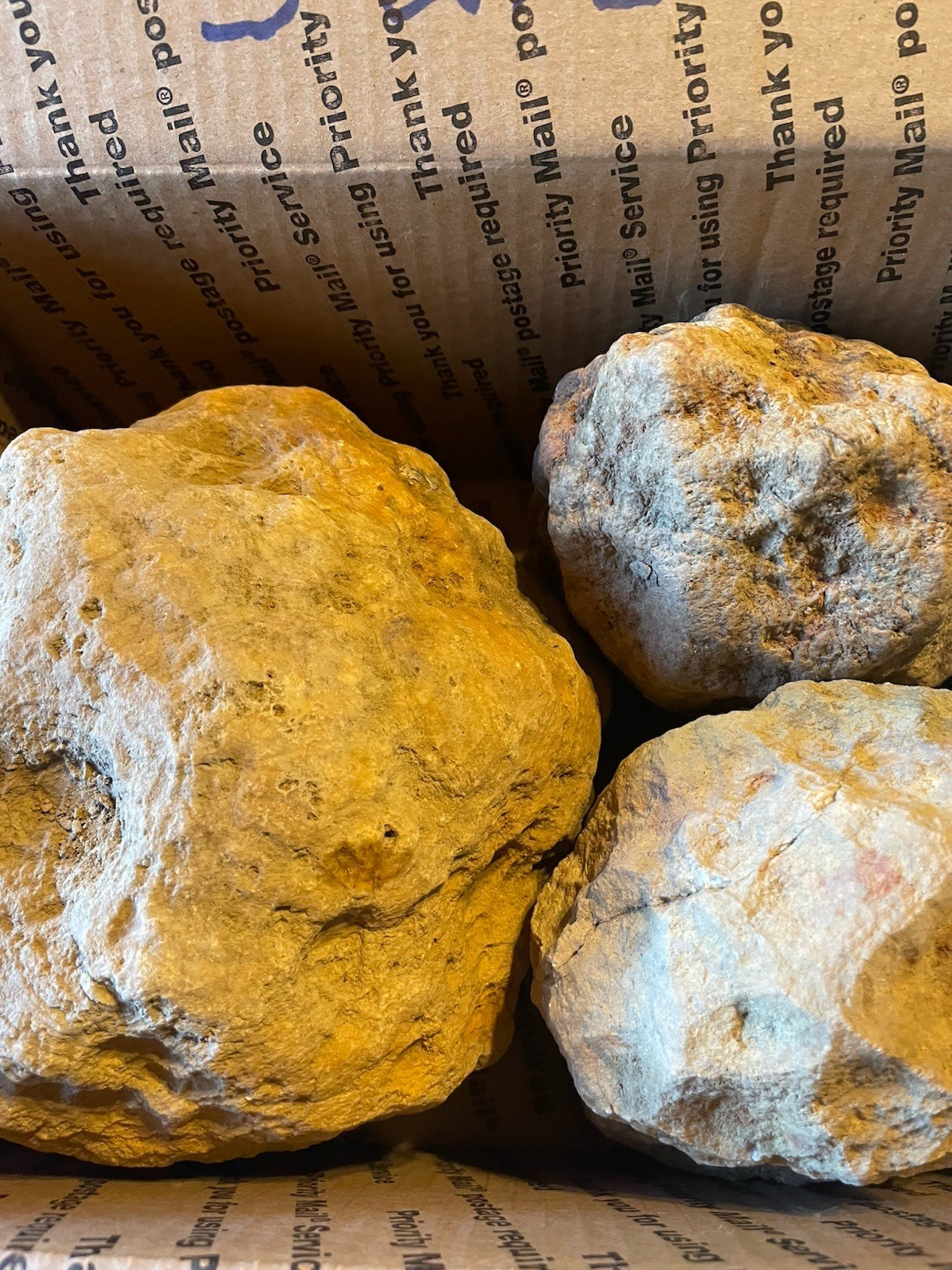 BOX OF KENTUCKY GEODES:3 BIG GEODES *3=21 LBS.